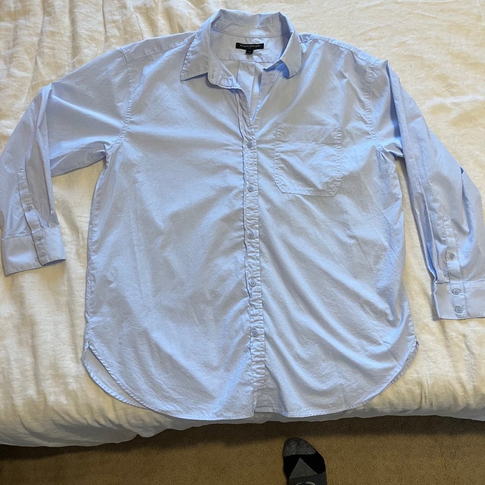 Banana Republic light blue button down sz Medium